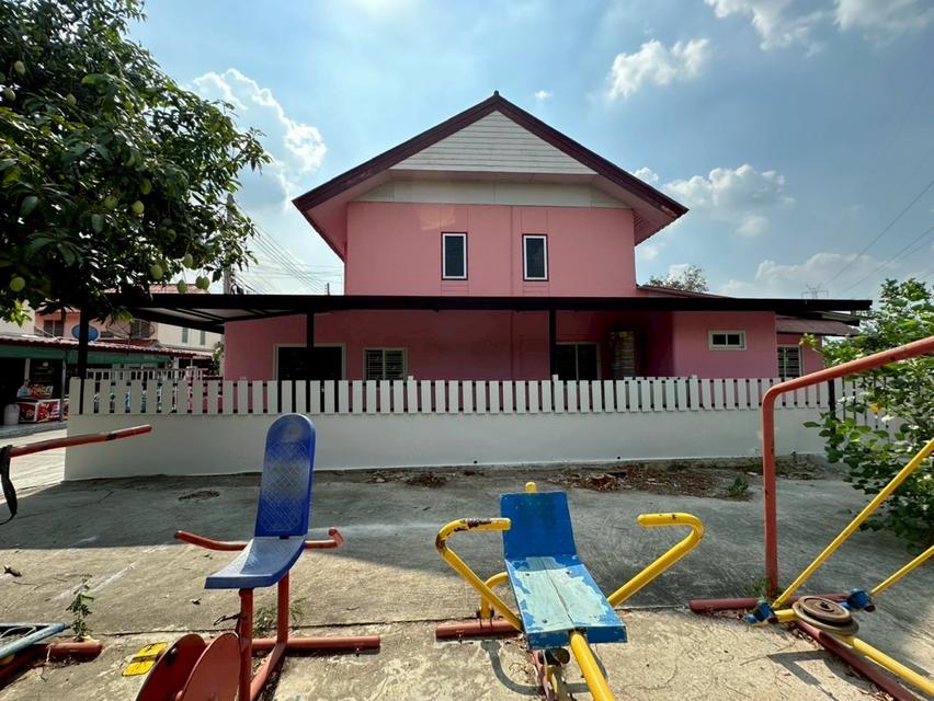 บ้านแฝดในอยุธยา ติดถนนสายเอเชีย เนื้อที่ 28.5 ตรว.  3 ห้องนอน  2 ห้องน้ำ 1 ห้องครัว 2 ที่จอด 2