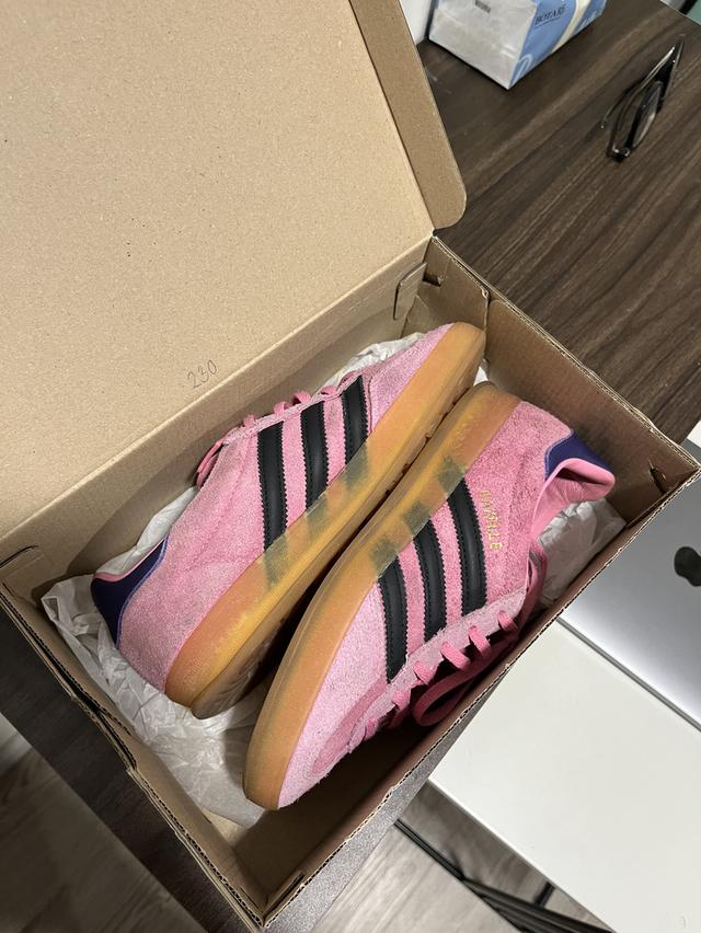 Many kind of shoes .:;;..;