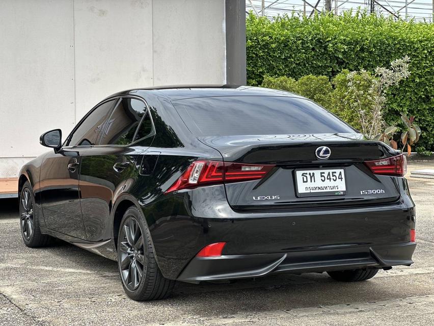 LEXUS IS 300h (2015)