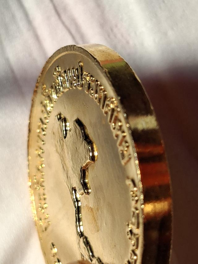 เหรียญที่ระลึกที่ สมเด็จพระสันตะปาปา ยอห์น พอล ที่ 2 เยือนไทย พ.ศ.2527 เนื้อนิเกิ้ลเคลือบทอง ขนาด 4.5 เซน รูปที่ 2