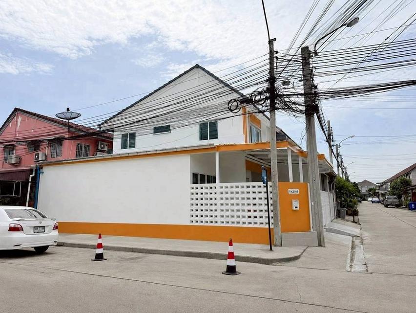 พฤกษา45 ถนนวัดลาดปลาดุกทาวน์เฮ้าส์ 2 ชั้น หลังมุมถนนเมน ตกแต่งใหม่พร้อมอยู่ มีพื้นที่ข้างบ้าน ต้นสายรถเมล์ไปตลาดบางใหญ่ 2