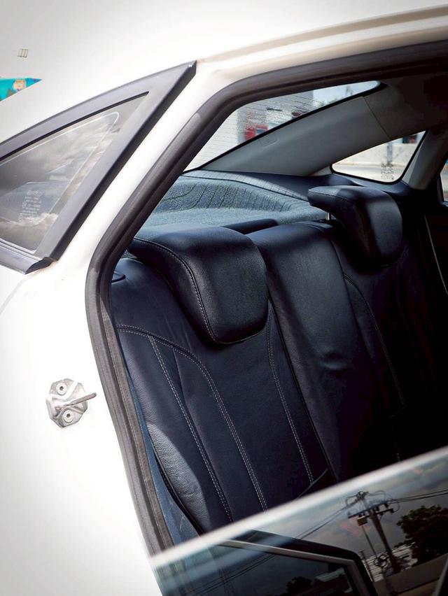FORD FIESTA 1.6 SPORT โฉม 4Dr เกียร์ Auto สีขาว ปี2010 15