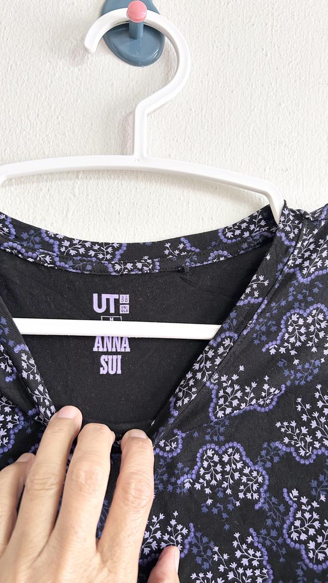 ยุนิM เสื้อยืดหญิงแขนล้ำสีดำลายดอกไม้ รูปที่ 3