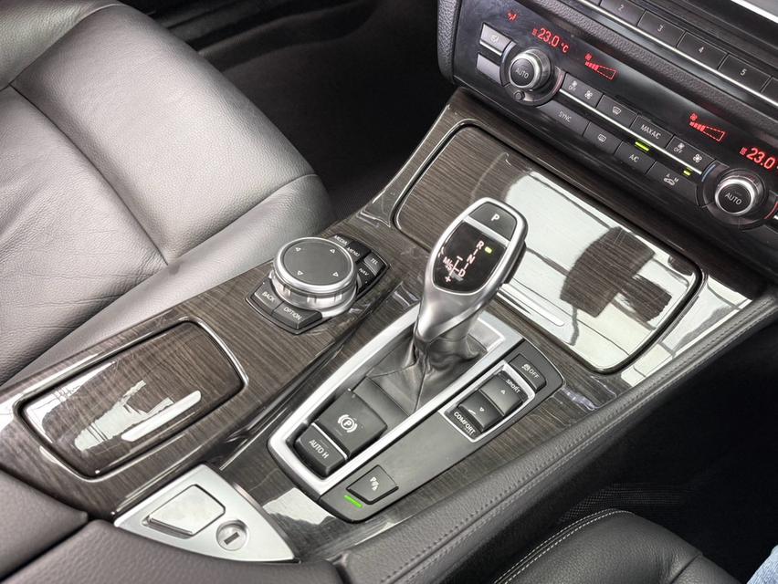 BMW SERIES 5, 528i LUXURY โฉม F10 ปี10-17 ปี2015สีเทา เครื่องยนต์เบนซิน 4 สูบ TwinPower Turbo 218 แรงม้า 🚀🚀 ไมล์แท้ 259,472 km. พร้อมป้ายทะเบียน✅✅ รูปที่ 15
