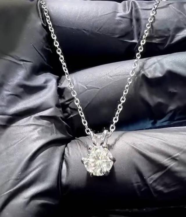 เลือกสร้อยเพชรและจี้เพชร แบบไหนให้ดูดีเข้ากับบุคลิกราคาสบายกระเป๋า พร้อมใบรับรอง -ปุอามี่ Diamond Lap Rama2 (083-2469526) 2