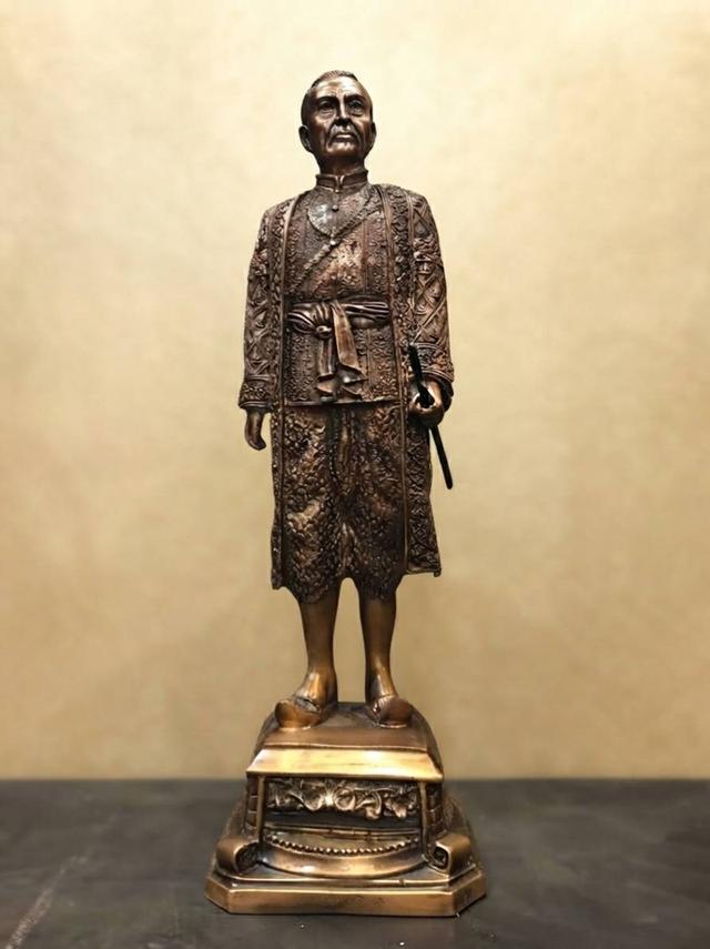 764.พระบรมรูปหล่อสมเด็จพระบูรพกษัตริยาธิราช รัชกาลที่ 1 - รัชกาลที่ 9 แห่งมหาจักรีบรมราชวงศ์ รูปที่ 2