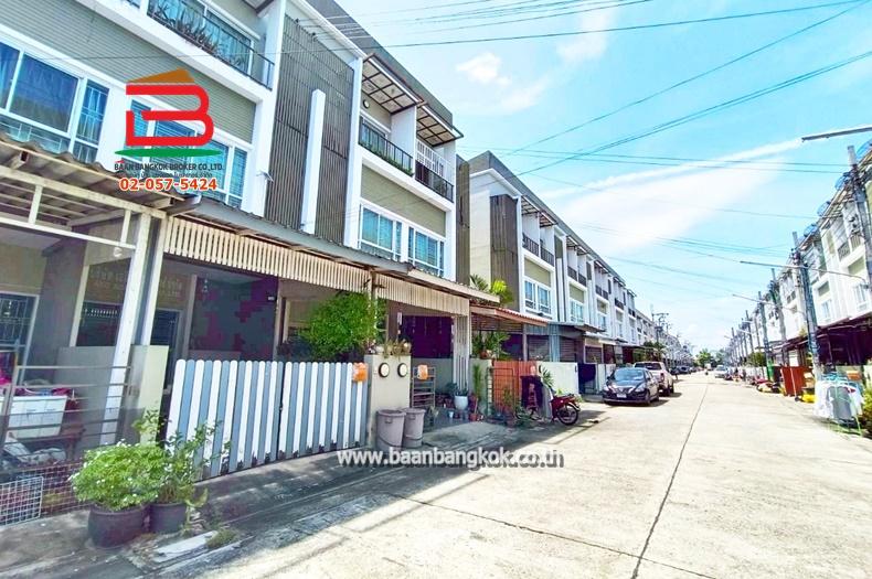 ทาวน์โฮม หมู่บ้านนลินอเวนิว 3 เนื้อที่ 16.2 ตร.ว (ซอยเคหะร่มเกล้า 72) ถนนรามคำแหง แขวงสะพานสูง เขตสะพานสูง 8