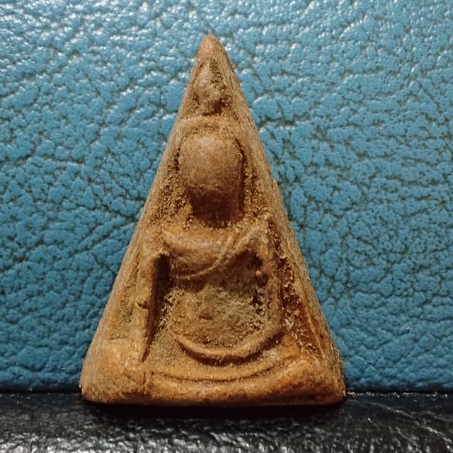 พระนางพญา เนื้อดินเก่า ฟอร์มหนาล่ำ มวลสารจัด