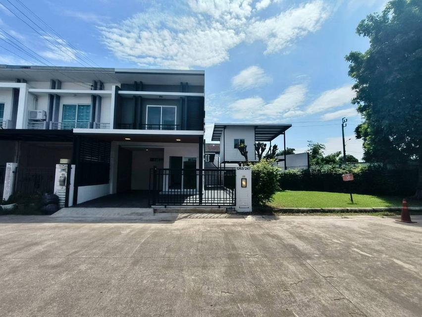 🏡💥 ดีลสุดคุ้ม! ซื้อบ้านหลังนี้ ฟรีบ้านอีก 1 หลัง! 🏡ทาวน์เฮ้าส์หลังมุม 5 ห้องนอน 3 ห้องน้ำ ราคาเพียง 3.29 ล้านบาท! 2