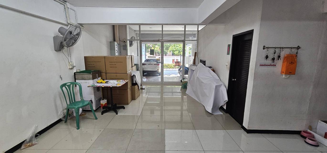 โฮมออฟฟิศ อุดมสุข 50 ตารางวา พื้นที่ใช้สอยทั้งหมด 580 ตารางเมตร ขาย 16 ล้านบาท ให้เช่า 60,000 บาท 6