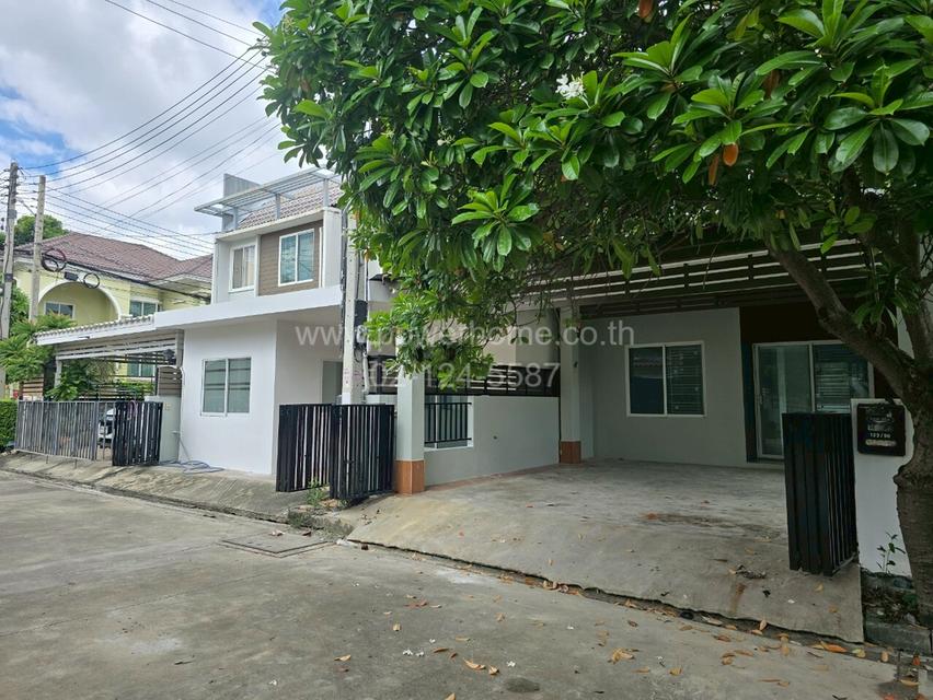 หมู่บ้านอารียาคัลเลอร์ ใกล้สถานีรถไฟฟ้าสายสีแดง ( SRT หลักหก ) ถนนวิภาวดี-รังสิต ต.หลักหก อ.เมืองปทุมธานี จ.ปทุมธานี