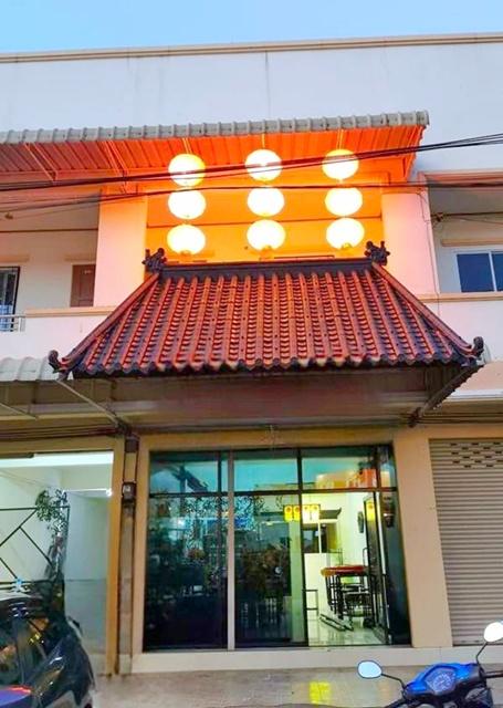 เมกาโฮม เชียงราย 1.5 กม.ตรงข้าม ม.ราชภัฎเชียงราย ให้เช่าตึกแถว 2 ชั้น 36 ตร.วา. 152 ตร.ม. 2 นอน ทำเลดี 2 น้ำ ตลาดสดบ้านด 2