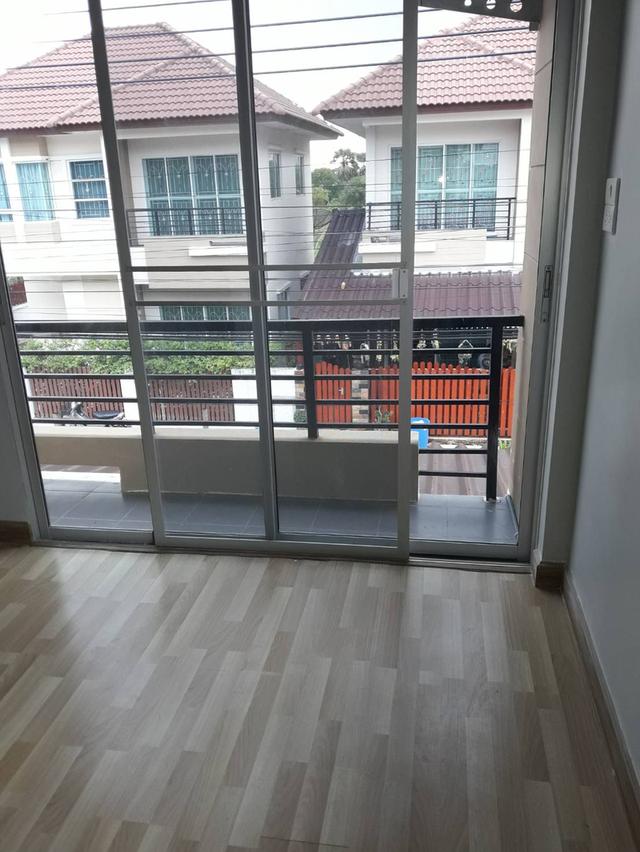 U1430 ให้เช่าบ้านแฝด 2 ชั้น หมู่บ้านเต็มสิริวิลล่า หนองจอกคู้ขวา ติดถนนเลียบวารี 37 ในบ้านมีเฟอร์บางส่วน ทำเลดี เดินทางสะดวกใกล้ห้างใกล้โรงเรียน เข้าอ 14