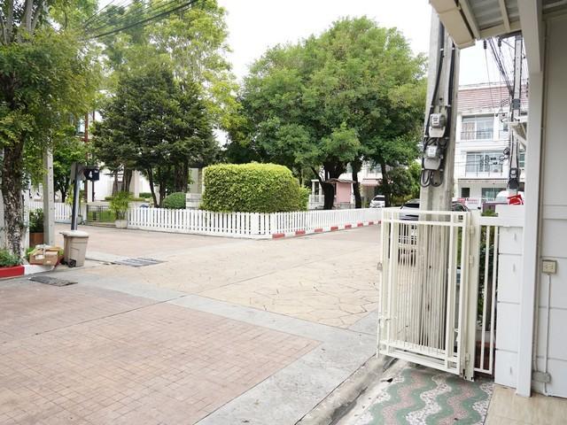 ขายทาวน์โฮม โครงการ บ้านกลางเมือง เออร์บาเนี่ยน สุขุมวิท 113 (Baan Klang Muang Urbanion Sukhumvit 113) หน้าคลับเฮาส์ วิวสวน รีโนเวทใหม่ทั้งหลัง 4
