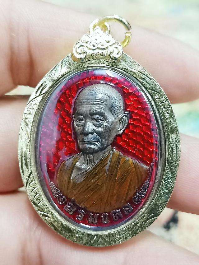 6-31 เหรียญสิริมงคล หลวงปู่บุญมา สำนักสงฆ์เขาแก้วทอง จ.ปราจีนบุรี 2568 มหาชนวน ลงยาแดง หมายเลข 32 สร้าง 40 เหรียญ กล่องเดิม***เลียมกรอบทองสูตร