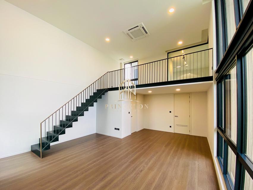 VIVE New Krungthep Kreetha Luxury 3-Storey Modern Home 17