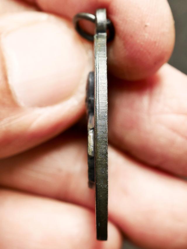 เหรียญหลวงพ่อแดง วัดเขาบันไดอิฐ เนื้อทองแดงรมดำ ปี2513 ตอกโค๊ด (แดง) รุ่น จปร. เดิมๆ 9