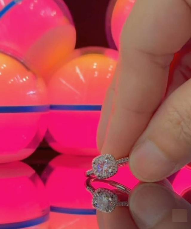 เเหวนเพชร ขึ้นตัวเรือน สั่งทำในเเบบที่ใจชอบ ราคาสบายกระเป๋า พร้อมใบรับประกันสินค้าทุกชิ้น - ปุอามี่ Diamond Lap Rama2 (083-2469526)