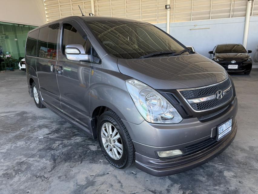 🚐 2011 HYUNDAI H1, DELUXE  รุ่น TOP สุด สีเทา ออโต้ รูปที่ 2