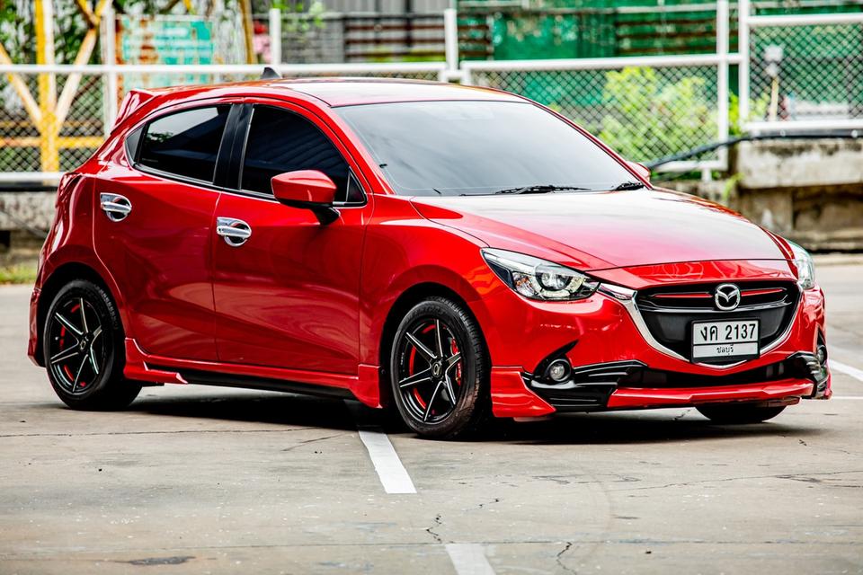 Mazda 2 1.3 HighPlus Sport ปี 2017 สีแดง มือเดียวป้ายแดง  3