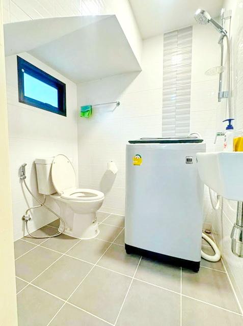 ม.รังสิต 3.8 กม. 3นอน ให้เช่า พร้อมอยู่ กว้าง 22 ตร.วา.ทาวน์โฮม 2 ชั้น เฟอร์ฯ บิ๊กซี รังสิต 2.4 กม. ฟิวเจอร์พาร์ค รังสิต 3