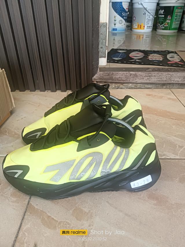 รองเท้า Adidas Yeesy Boost 700 MNVN Phospher