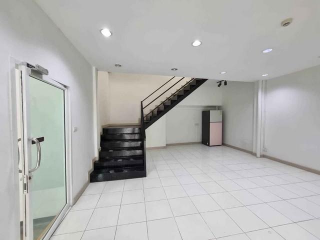 P647 ให้เช่าโกดัง พร้อมออฟฟิศ ย่านรามคำแหงซอย 4 ใกล้แยกคลองตัน เหมาะเป็นศูนย์กระจายสินค้า 7