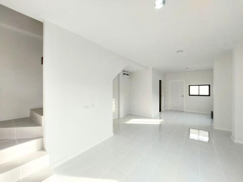 ให้เช่าทาวน์โฮม หลังมุม 26 ตรว. พื้นที่ข้างบ้านกว้าง 2 เมตร เจษฎา 11 รังสิต คลอง 2 ใกล้นิคมนวนคร เดินทางสะดวก เชื่อมออกพหลโยธินได้ 5