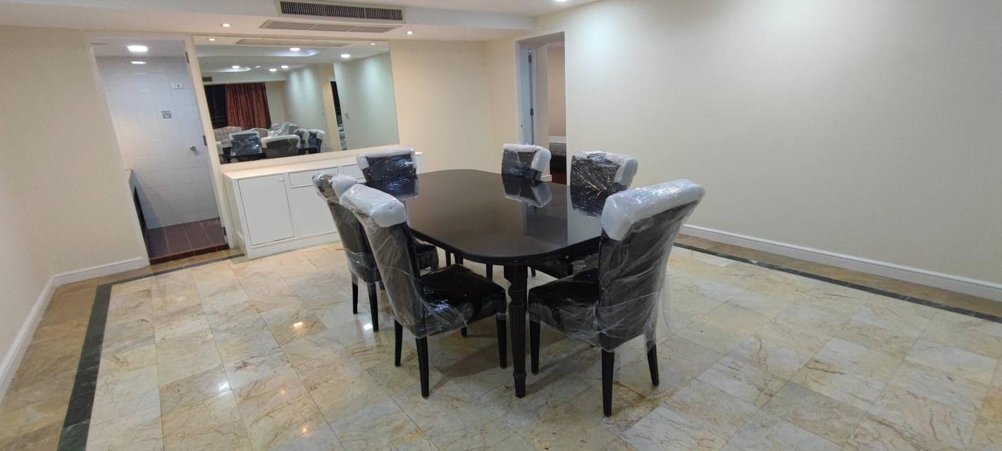 Rent Condo 3 Beds 4  Baths  area  265 sqm. Sukhumvit18 2