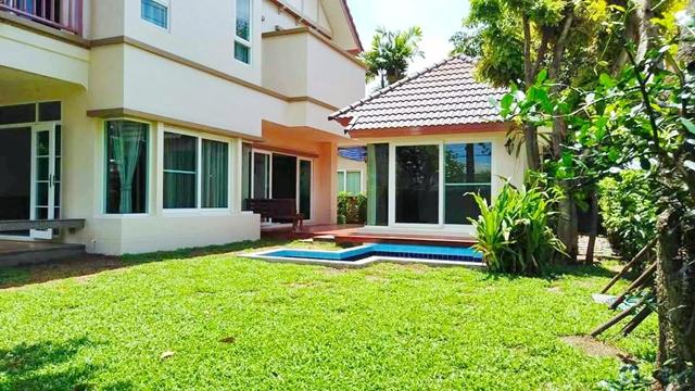 โรบินสัน ราชพฤกษ์ 2.4 กม. รพ.ปากเกร็ด 2 2.6 กม.ให้เช่าบ้านเดี่ยว 2 ชั้น 5 นอน พร้อมเรือนรับรอง หัวมุม 4น้ำ 121ตร.วา.พร้อ 8