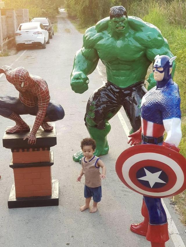 หุ่นฮีโร่สไปเดอร์แมน หุ่นสไปเดอร์แมนไฟเบอร์กลาส ท่านั่ง มือหนึ่ง ขนาดใหญ่ 8