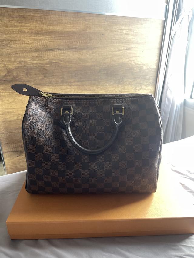 กระเป๋าแบรนด์ Louis Vuitton