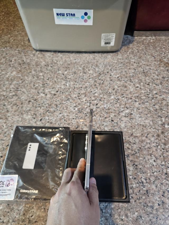 ขายๆๆๆถูกSamsungFold5 512กิ๊กRam12สีใหม่หายาก Cream ยกกล่องอีมี่ตรงสูนTrueสภาพสวยการใช้งานดีเยี่ยมทุกๆฟังชั่นเครื่องรีสโตได้ตลอดไม่มีติดแอคเค้าใดๆคับ 5