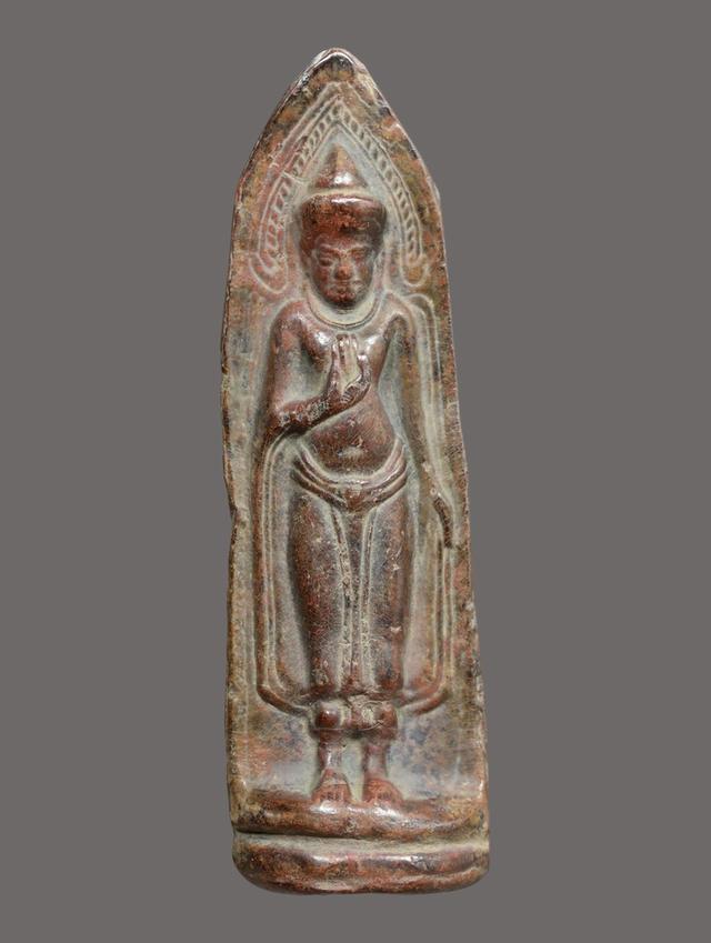 พระร่วงหลังหลังปืนเนื้อชินสนิมแดง กรุวัดพระศรีรัตนมหาธาตุ จังหวัดสุโขทัย