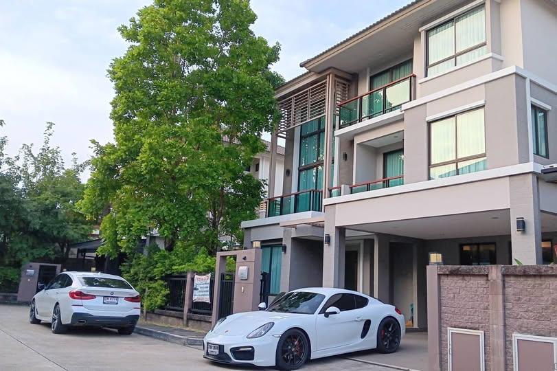 ขายบ้านเดี่ยว 3 ชั้น หมู่บ้านภัสสร"ติดถนนใหญ่อยู่หลังห้างแฟชั่นไอส์แลนด์ใกล้รถไฟฟ้า เดินทางสะดวก ทำเลดีมาก   1