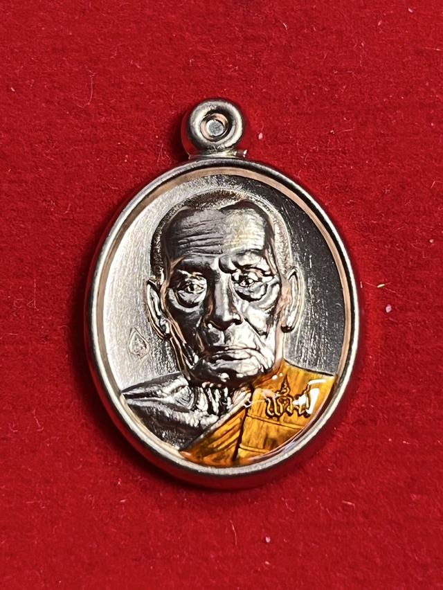 233. เหรียญเม็ดแตง เลื่อนสมณศักดิ์ 65 หลวงพ่อพัฒน์ วัดห้วยด้วน นครสวรรค์ เนื้อกะหลั่ยนาค ลงยาจีวร