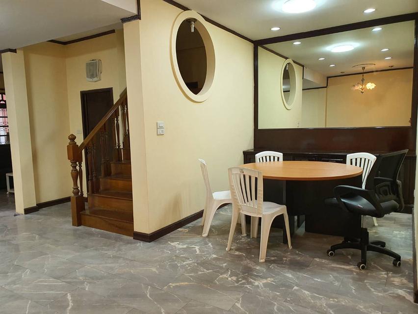 ให้เช่าทาวน์เฮ้าส์ 2 ชั้นครึ่ง หมู่บ้านพรไพลิน ลาดพร้าว 41/1 กทม. ใกล้สถานีรถไฟฟ้า MRT สถานีลาดพร้าว ห่างประมาณ 1 ก.ม.(ประมาณ 4 ป้ายรถเมล์) หน้าปากซอย 4