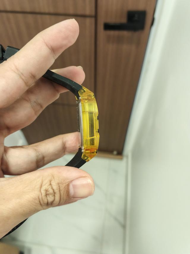 Guess phoenix yellow มือสอง