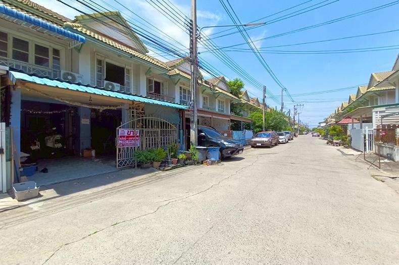 ทาวน์เฮาส์ หมู่บ้าน พฤกษา 13 เนื้อที่ 18.1 ตรว. ถนนรังสิต-นครนายก ตำบลคลองสาม อำเภอคลองหลวง จังหวัดปทุมธานี 12