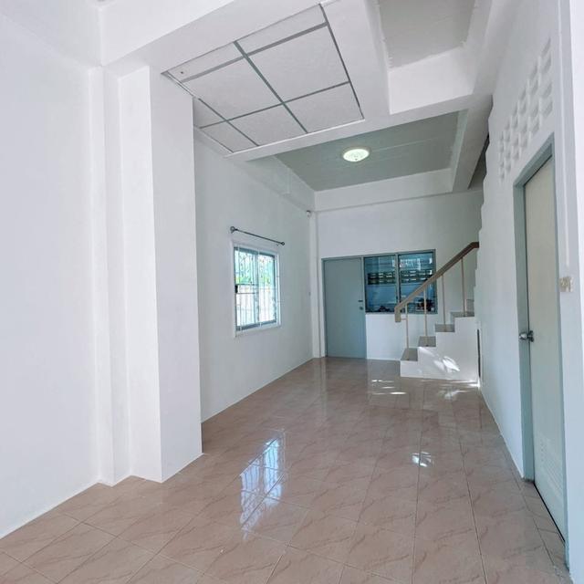 New Renovate Townhouse ร่มเกล้า ซอย 6 34 ตรว 2 ห้องนอน 2 ห้องน้ำ 2 ที่จอดรถ  2.35 ลบ 11