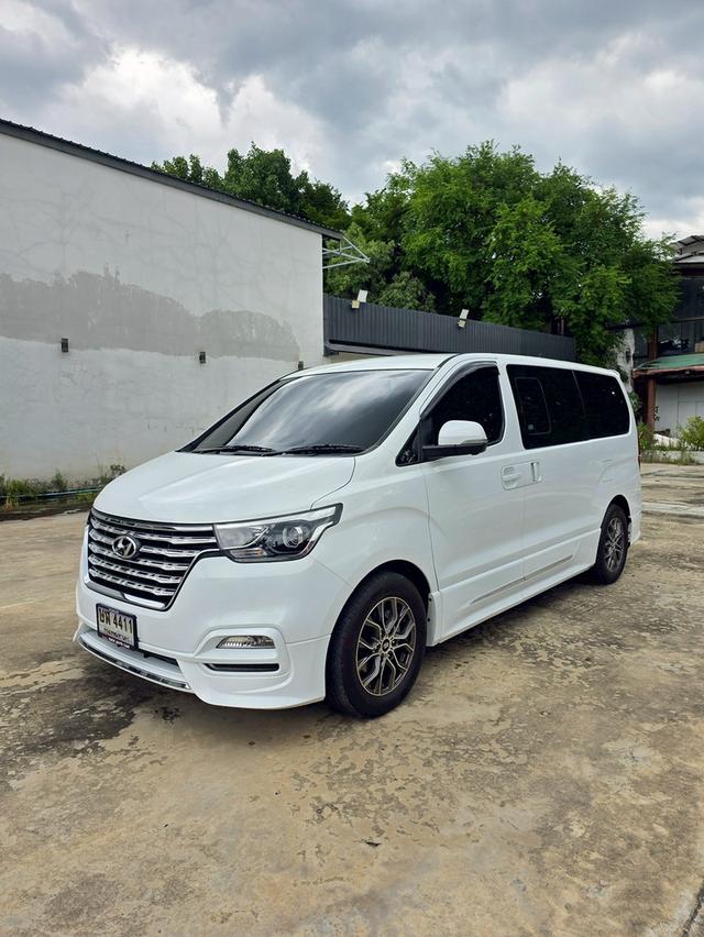Hyundai H1 2.5 ดีเซล Grand Strarex vip สีขาว ปี 2020 ไมล์ 50,000กม.