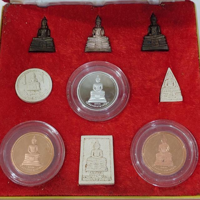 ชุดกรรมการ หลวงพ่อโสธร หลังสมเด็จพระเจ้าตากสินมหาราช รุ่นสร้างหอการค้า ปี 2538 (เนื้อเงิน-นวะ-ผง) พร้อมกล่องเดิม รูปย่อยที่ 3