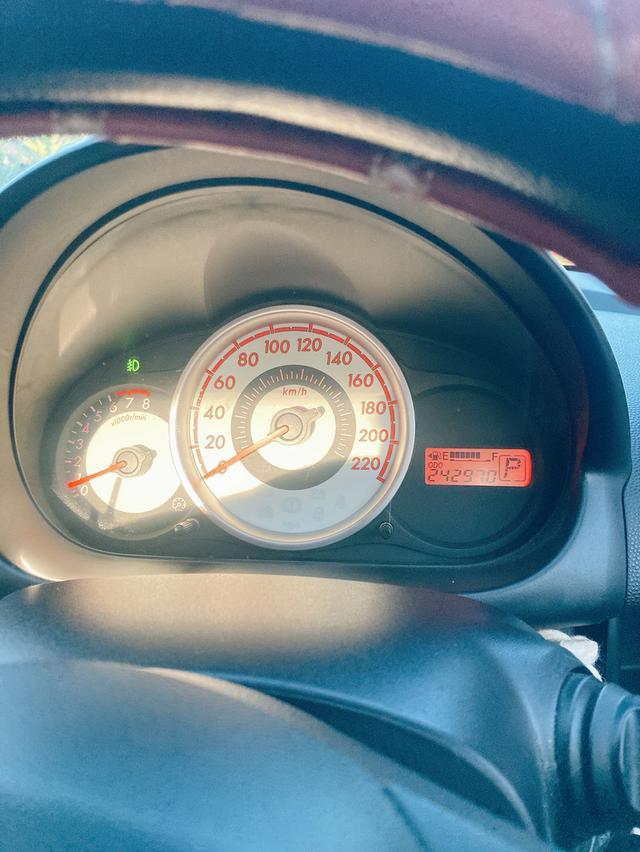 มาสด้า2 สีขาวปี2012 จด2011พร้อมประกันชั้น1