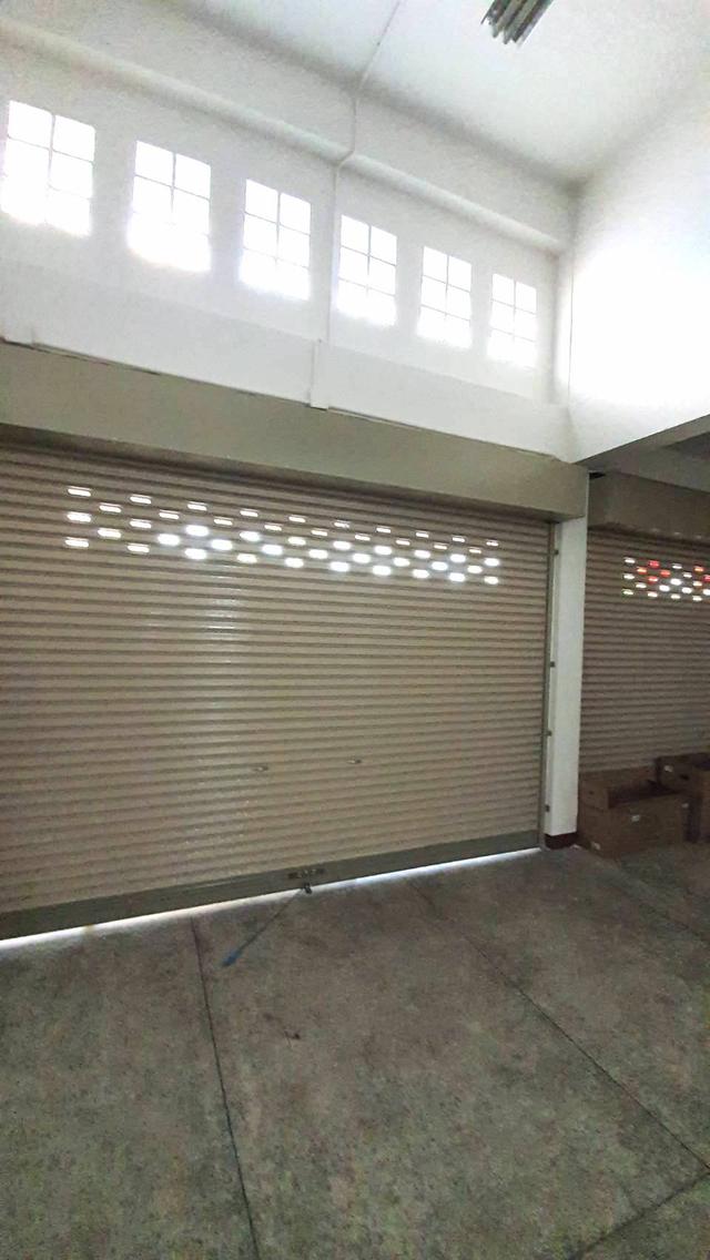 ขายอาคารพาณิชย์ติดถนนมิตรภาพ ตรงข้ามโรงแรมสีมาธานี 2ห้องคู่ ทะลุกัน 3ชั้นครึ่ง มีดาดฟ้า 40ตรว.ด้านหน้าที่จอดรถกว้าง 2