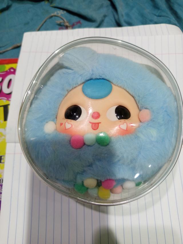 ตุ๊กตา Baby Three V.1 ในกระเป๋า PVC ทรงกลม ขนนุ่มสีฟ้ามีลูกบอลสีตกแต่ง กระเป๋า PVC ใสใส่ตุ๊กตาสำหรับรุ่น Liila Lucky Cat 2 ตัวรวมกัน 350 บาท รูปย่อยที่ 2