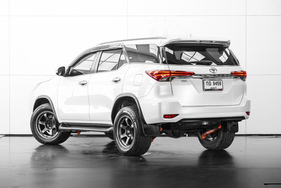 2017 TOYOTA FORTUNER 2.4 V 4WD SUV สีขาว ไมล์ 184315 กม.