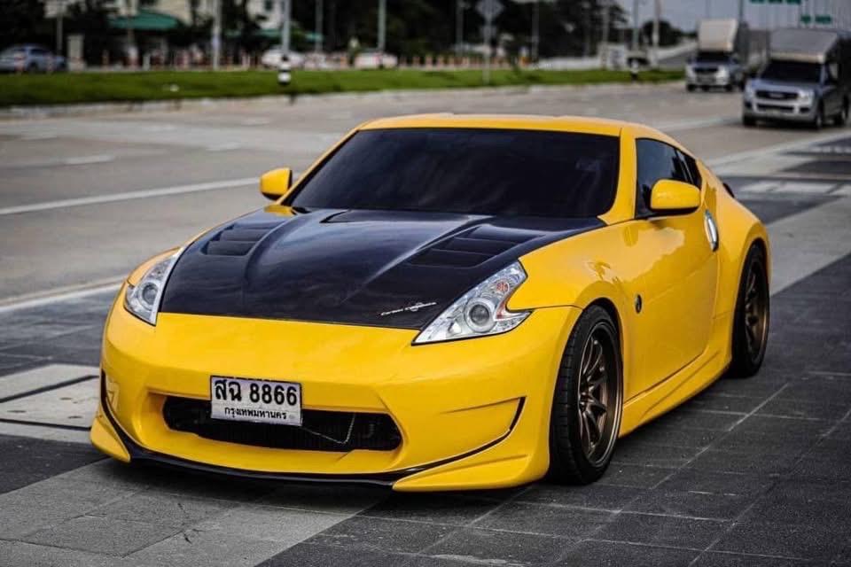 Nissan 370 Z สีเหลือง ปี 2011