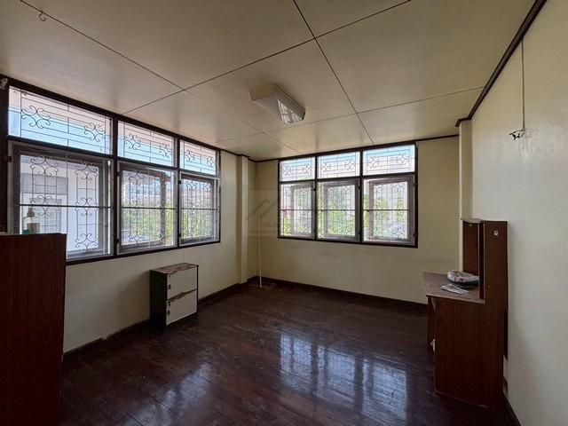 ขายบ้านเดี่ยว 2 ชั้นหลังมุม ซอยลาดพร้าว 109 ซอยข้าง รพ.เวชธานี ใกล้เดอะมอลล์บางกะปิ ใกล้รถไฟฟ้าสายสีเหลือง ขายตามสภาพ เหมาะซื้อลงทุนรีโนเวทขาย หรือรีโ 9