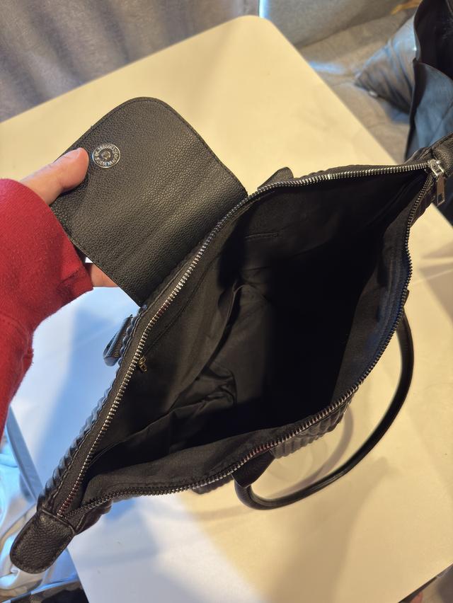 กระเป๋า tote bag สีดำ เรียบหรู เหมาะกับลุคลูกคุณหนู  4