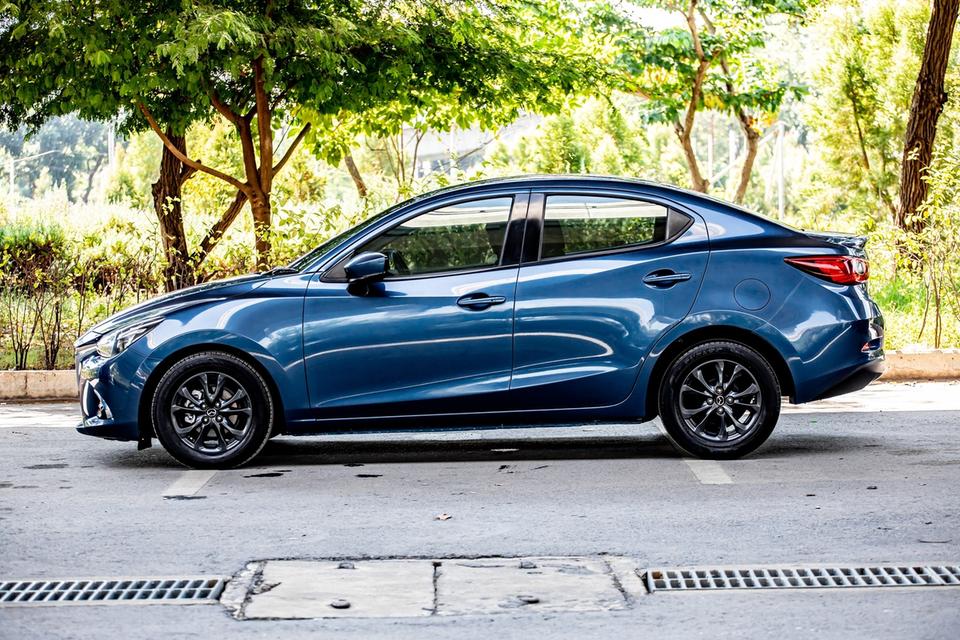 Mazda2 1.3 High Connect Skyactiv Sedan ปี 2017 สีน้ำเงิน 4